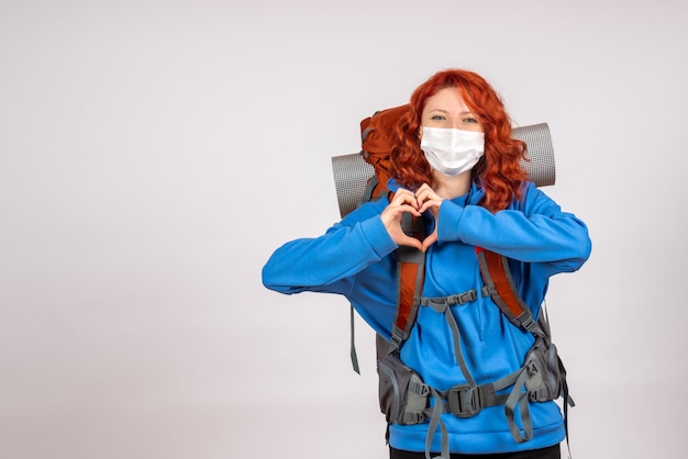 Vue De Face Femme Touriste Aller En Montagne En Masque Avec Sac à Dos