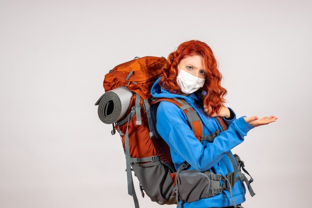 Vue de face femme touriste aller en montagne en masque avec sac à dos