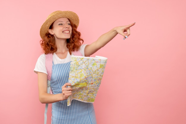 Vue de face femme touriste avec carte essayant de trouver une direction dans une ville étrangère