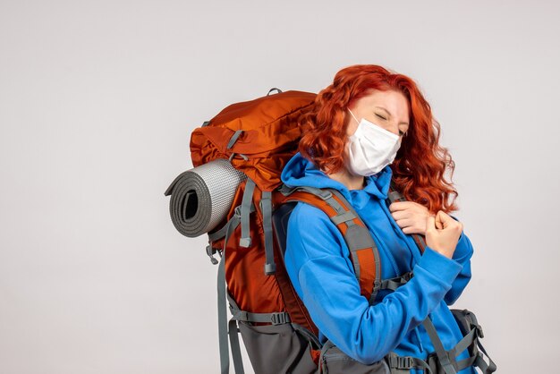 Vue de face femme touriste en masque avec sac à dos