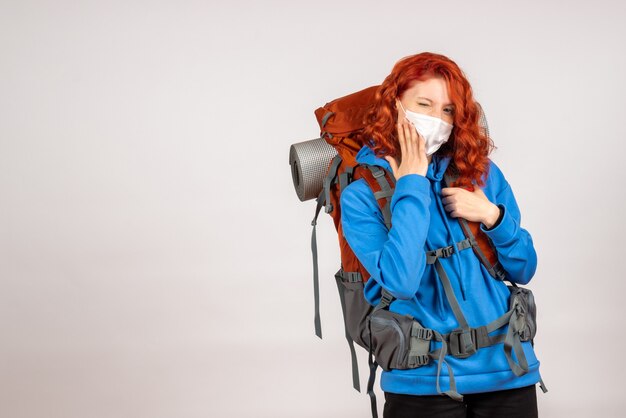 Vue de face femme touriste en masque avec sac à dos