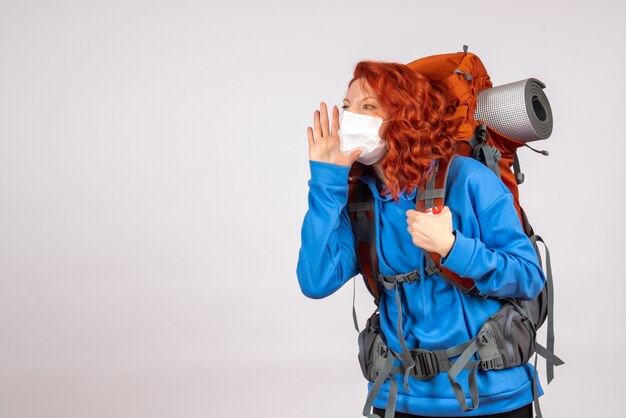 Vue de face femme touriste en masque avec sac à dos