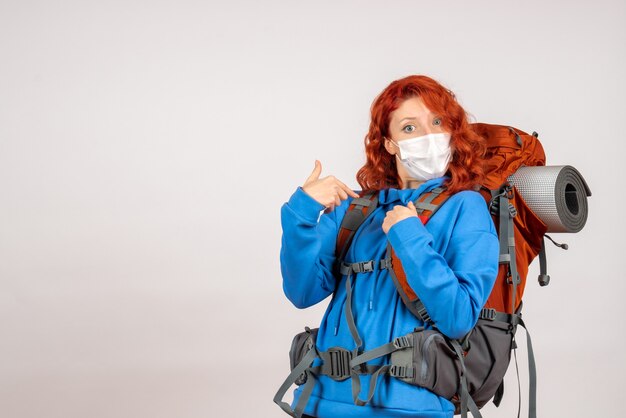 Vue de face femme touriste en masque avec sac à dos