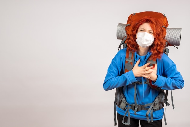 Vue de face femme touriste en masque avec sac à dos