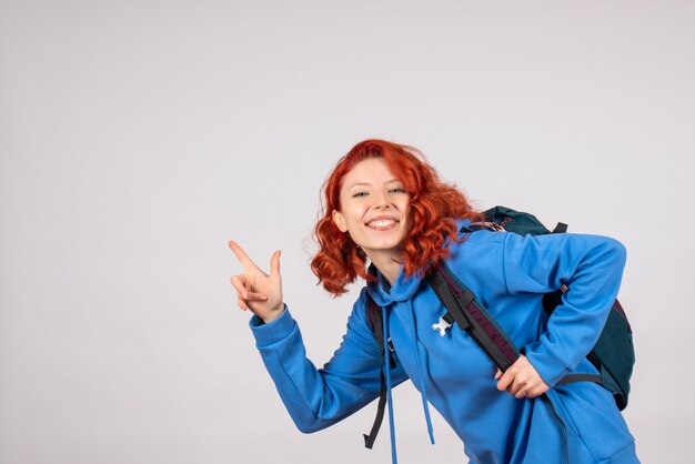 Vue de face femme touriste avec sac à dos