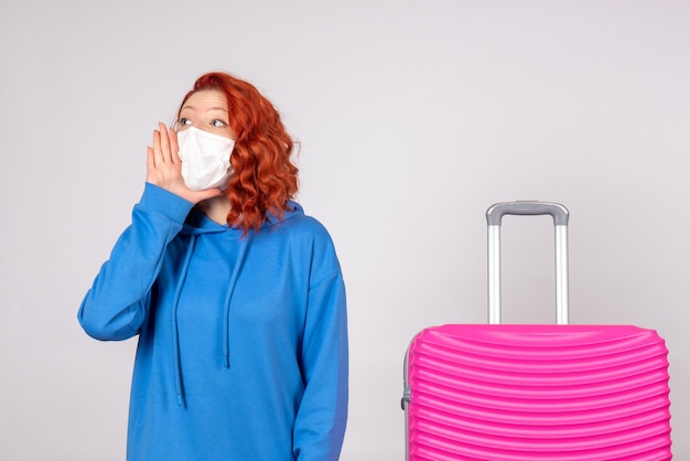 Vue de face femme touriste avec sac rose en masque