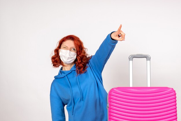 Vue de face femme touriste avec sac rose en masque