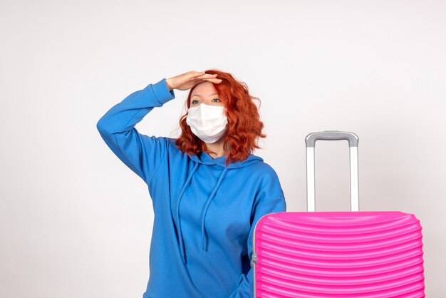 Vue de face femme touriste avec sac rose en masque