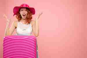 Photo gratuite vue de face femme touriste avec sac rose