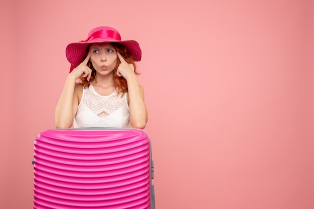 Photo gratuite vue de face femme touriste avec sac rose