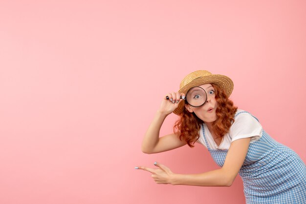 Vue de face femme touriste tenant loupe