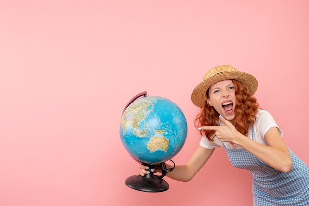 Vue de face, femme, touriste, tenue, globe terrestre