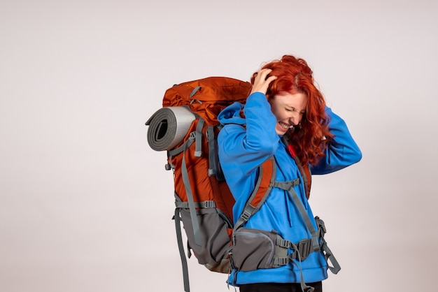 Vue de face femme touriste en voyage en montagne avec sac à dos ayant mal à la tête