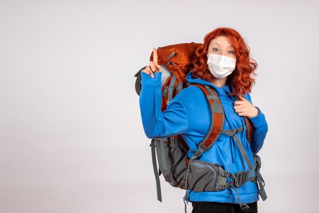 Vue de face femme touriste en voyage en montagne avec sac à dos