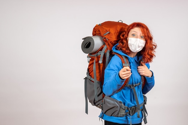 Vue de face femme touriste en voyage en montagne avec sac à dos