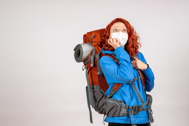 Vue de face femme touriste en voyage en montagne avec sac à dos