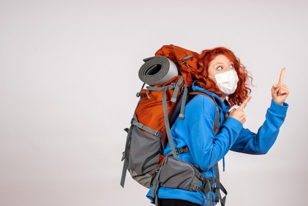 Vue de face femme touriste en voyage en montagne avec sac à dos