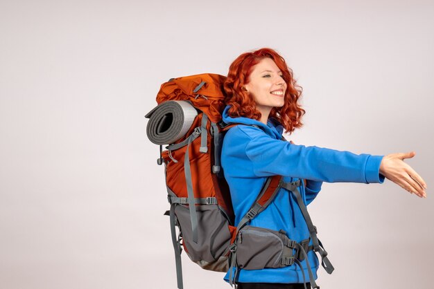 Vue de face femme touriste en voyage en montagne avec sac à dos