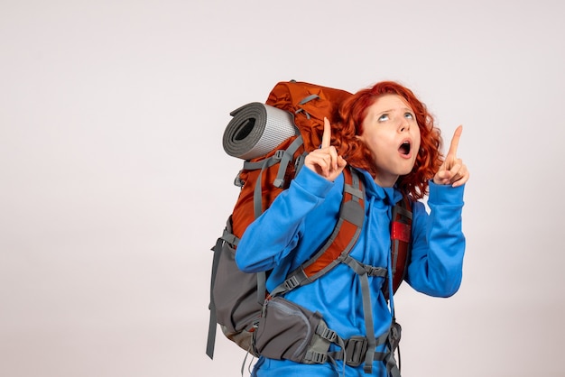 Vue de face femme touriste en voyage en montagne avec sac à dos