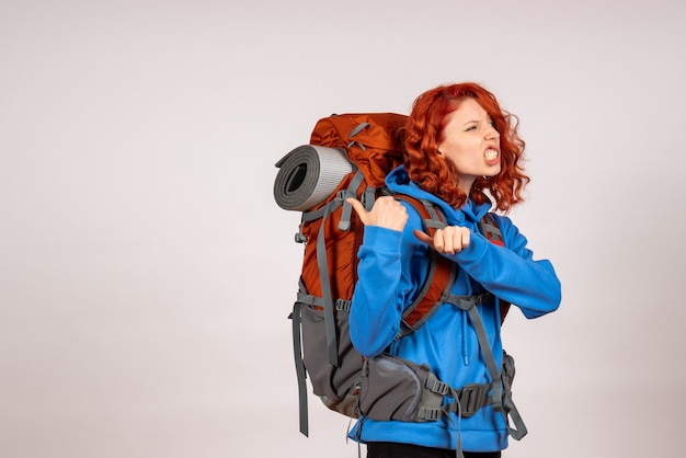 Vue de face femme touriste en voyage en montagne avec sac à dos