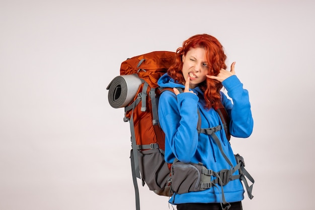 Vue de face femme touriste en voyage en montagne avec sac à dos