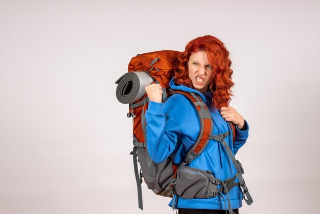 Vue de face femme touriste en voyage en montagne avec sac à dos