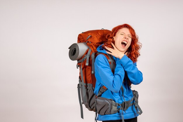 Vue de face femme touriste en voyage en montagne avec sac à dos