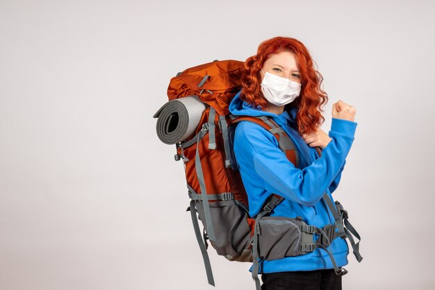 Vue de face femme touriste en voyage en montagne avec sac à dos