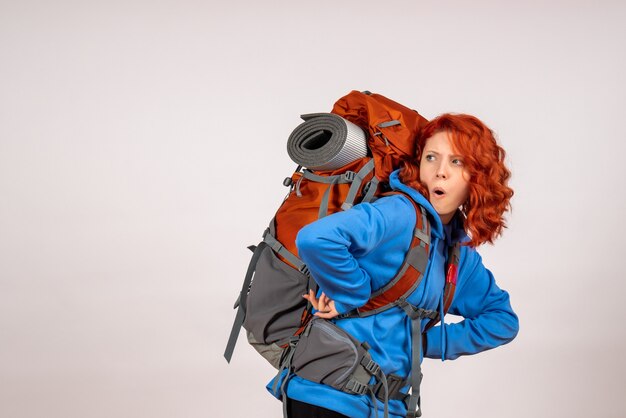 Vue de face femme touriste en voyage en montagne avec sac à dos