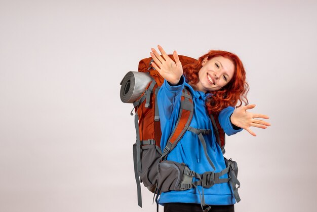 Vue de face femme touriste en voyage en montagne avec sac à dos