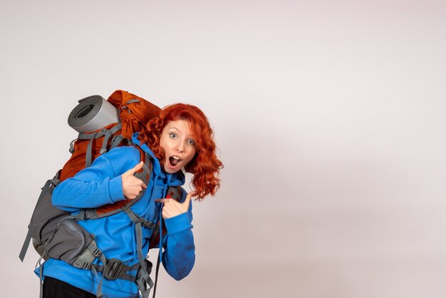 Vue de face femme touriste en voyage en montagne