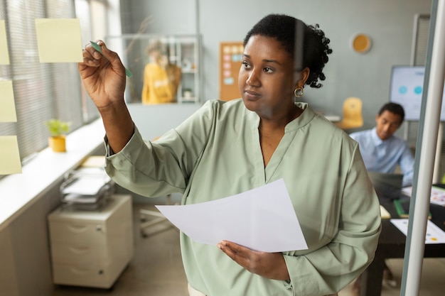 Photo gratuite vue de face femme travaillant au bureau