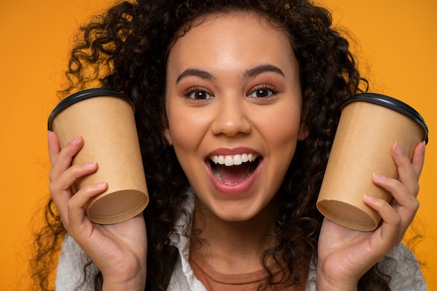 Photo gratuite vue de face femme travaillant comme barista