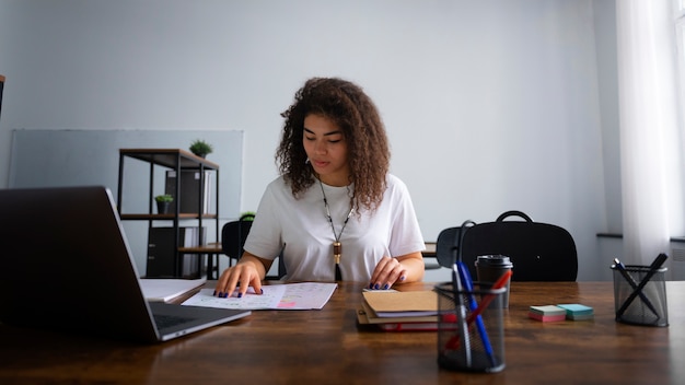 Vue de face femme travaillant comme économiste