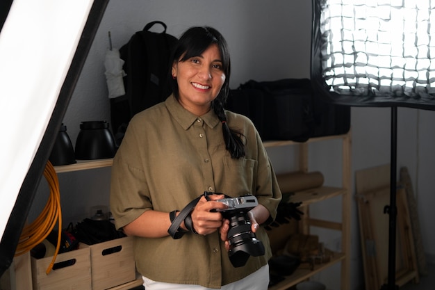 Vue de face femme travaillant comme photographe