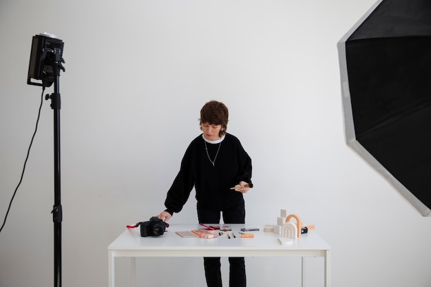 Vue de face femme travaillant dans un studio de photographie