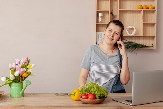 Vue de face femme travaillant à domicile