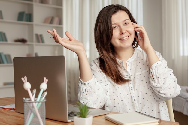 Vue de face femme travaillant à domicile