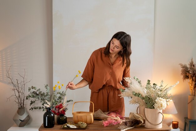 Vue de face femme travaillant avec des fleurs