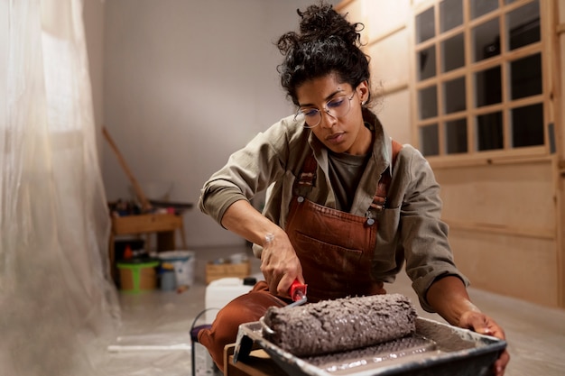 Vue de face femme travaillant avec un rouleau