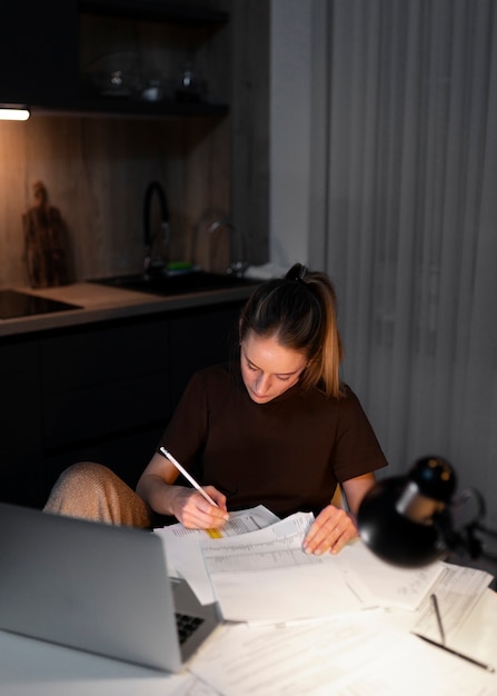 Vue de face femme travaillant tard dans la nuit