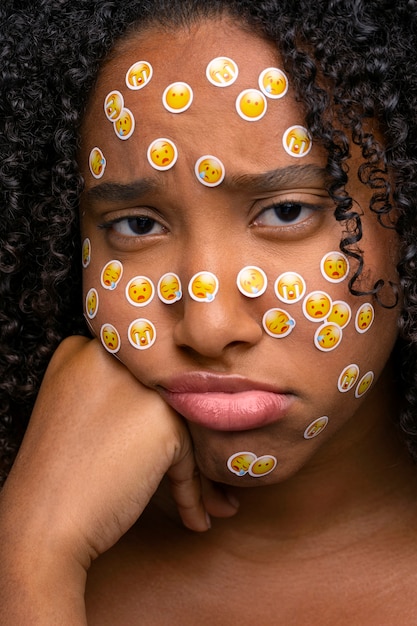 Vue de face femme triste avec des emojis sur le visage