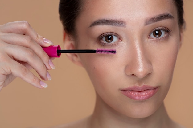 Vue de face femme utilisant du mascara