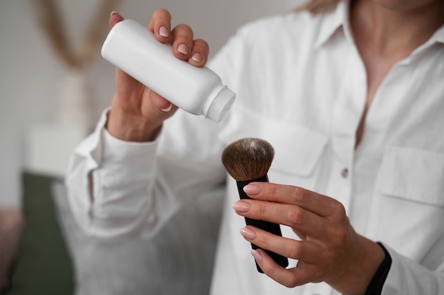 Photo gratuite vue de face femme utilisant du shampoing sec à la maison