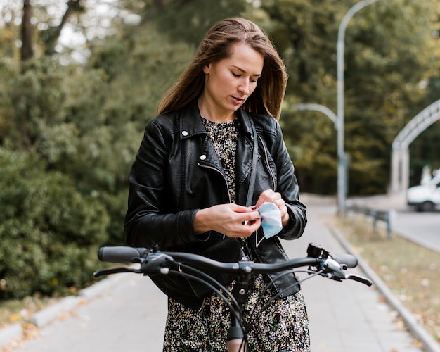 Photo gratuite vue de face femme et vélo