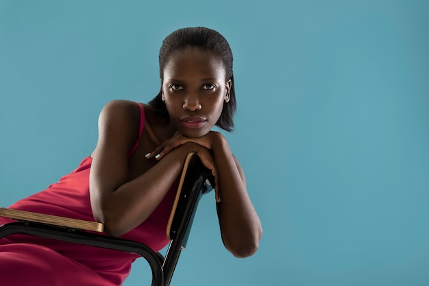 Photo gratuite vue de face femme vêtue d'une robe rouge