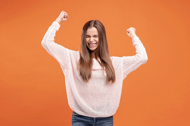 Photo gratuite vue de face d'une femme victorieuse