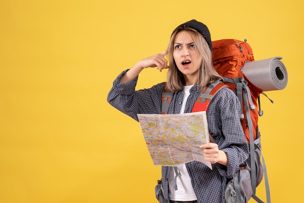 Vue de face de la femme de voyageur confus avec sac à dos tenant la carte