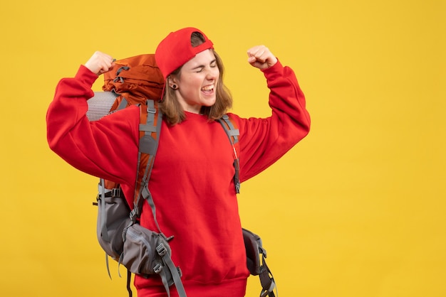 Photo gratuite vue de face femme voyageur avec sac à dos exprimant ses sentiments