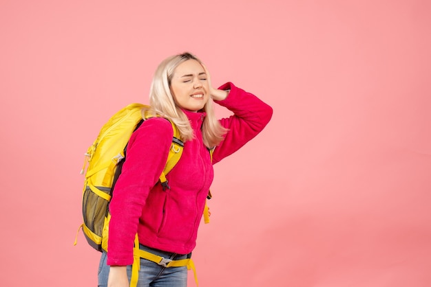 Vue de face femme voyageur avec sac à dos tenant sa tête